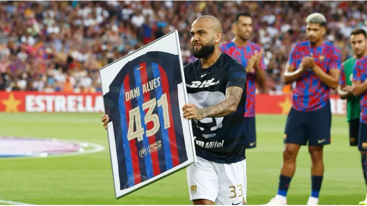 Barcelona removed Dani Alves' legend status